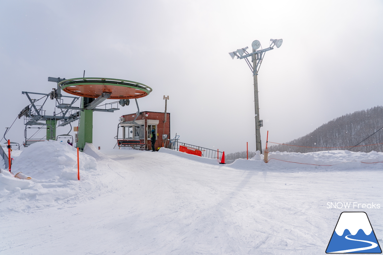 札幌藻岩山スキー場｜藻岩山の山頂に架かる『第2トリプルリフト』は、明日が今季の運行最終日…。ということで、いざ乗り納めにGo～(^^♪